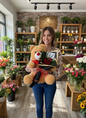 Sevimli Ayi ve Gul Buketi